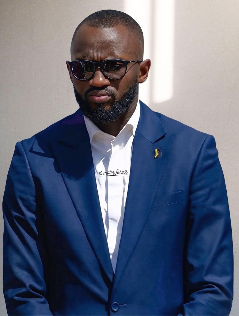 LayeSeckSeckFCB's tweet photo. ‼️Bassirou Kébé ✍🏿

767 milliards du PDLI  et pourtant le Sénégal toujours sous les eaux. 

En septembre 2012, L’Etat lançait le Plan décennal de lutte contre les inondations : 767 milliards FCFA sur 10 ans avec comme objectif d’en finir durablement avec les inondations notamment à Dakar. 

Les chiffres avancés par le gouvernement de l’époque: 

1. 66 milliards pour la phase d'urgence (2012-2013);
2. 250 milliards pour la phase 2014-2016;
3. 450 milliards pour la phase 2017-2022;
4. En novembre 2020, plus de 506 milliards étaient déclarés dépensés, soit 66 % du budget.

Et pourtant, cette même année 2020, il a fallu déclencher le plan ORSEC et débloquer 10 milliards en urgence . Une mission parlementaire a relevé que les acteurs étaient dans l’incapacité de présenter un niveau d'exécution global du programme.

Où sont passés ces milliards ? Quels ouvrages? Dans quels quartiers? Pour quel résultat ?

Les inondations d'aujourd'hui sont aussi la conséquence de plusieurs années sans une reddition de comptes sérieuse . C’est pour cela que dans le cadre des politiques publiques et des programmes du gouvernement, la transparence et la rigueur sont indispensables. Le contrôle en amont et en aval également. La justice a encore du travail. 

PS:
 •le plan annoncé en septembre 2012 pour environ 767 milliards, en trois phases de 66 milliards , 250 milliards et 450 milliards de Fcfa. 
 •le taux d'exécution financière de 66,07 %, soit 506,7 milliards ( 🤔) dépensés sur 766 fin 2020.
 •le rapport parlementaire note que les acteurs n'ont pas pu communiquer sur l'exécution globale
 •Seulement 77,45 milliards dépensés via l'ONAS, selon le ministre de l'époque.

🇸🇳❤️🏛️