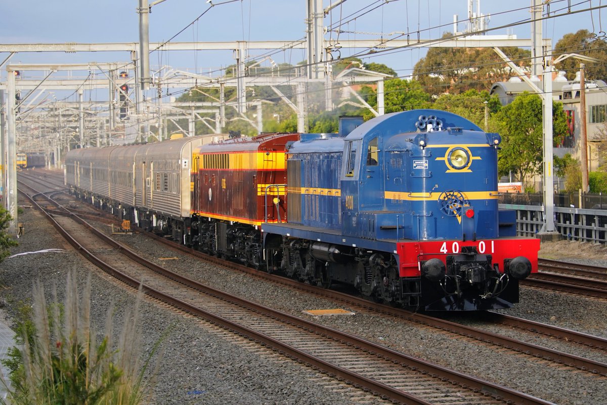 AunzRailfan's tweet photo. 食堂車体験として展示のSouthern Auroraも回送。サザンオーロラは1962年に登場したシドニー～メルボルン間の全車1等寝台列車。日本だと走るホテルといわれたブルートレインあさかぜ的な列車。客室係も当時の制服で接客してました。
イベント3日間Centralずっと停泊してたので走行シーンは回送限定！ https://t.co/YpgiEoTkXT