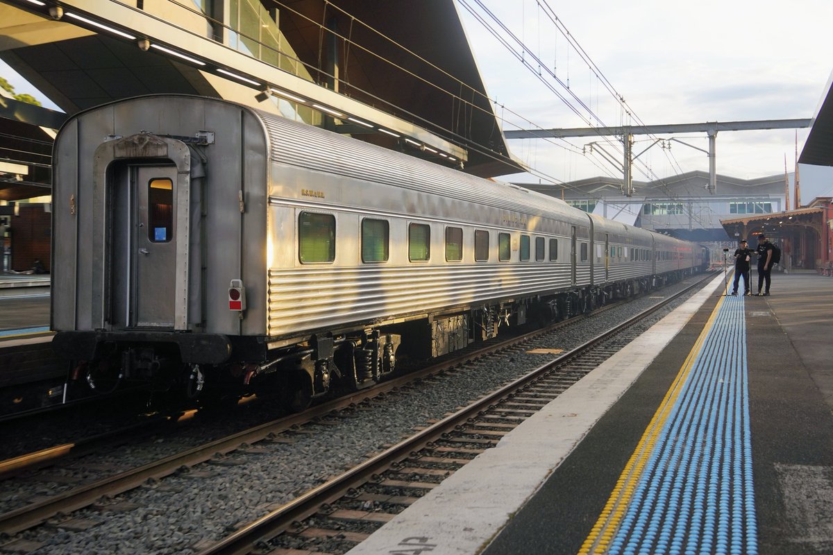 AunzRailfan's tweet photo. 食堂車体験として展示のSouthern Auroraも回送。サザンオーロラは1962年に登場したシドニー～メルボルン間の全車1等寝台列車。日本だと走るホテルといわれたブルートレインあさかぜ的な列車。客室係も当時の制服で接客してました。
イベント3日間Centralずっと停泊してたので走行シーンは回送限定！ https://t.co/YpgiEoTkXT