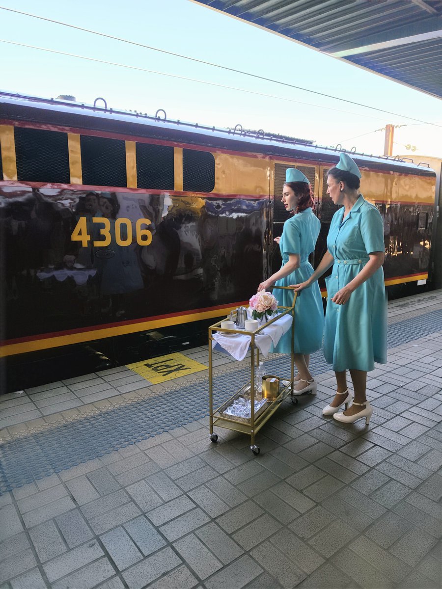 AunzRailfan's tweet photo. 食堂車体験として展示のSouthern Auroraも回送。サザンオーロラは1962年に登場したシドニー～メルボルン間の全車1等寝台列車。日本だと走るホテルといわれたブルートレインあさかぜ的な列車。客室係も当時の制服で接客してました。
イベント3日間Centralずっと停泊してたので走行シーンは回送限定！ https://t.co/YpgiEoTkXT