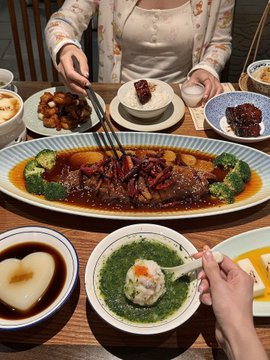 sweetiesprite's tweet photo. Nothing hits better than tender braised pork over rice 🥢 Glazed, sticky, sweet-savory perfection. This plate of Chinese cuisine is pure comfort food heaven.  #ChineseFood #ComfortFood #Foodie https://t.co/aoOUNnfuax