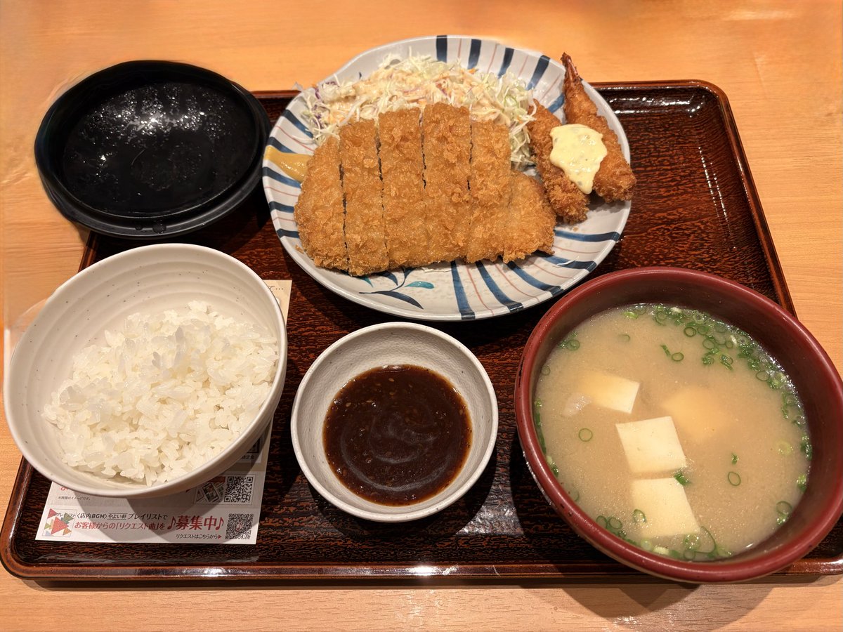 pompokoponhide's tweet photo. 今日の晩めしはやよい軒😋🍚
ロースとんかつ＆エビフライの定食＋単品カキフライ🦐🦪

今日はお腹が空いていたので揚げ物三昧🤣
それでもしっかり完食‼️
いや〜お腹いっぱいです😆
ごちそうさまでした🙏✨ https://t.co/vwPmu9sXSu