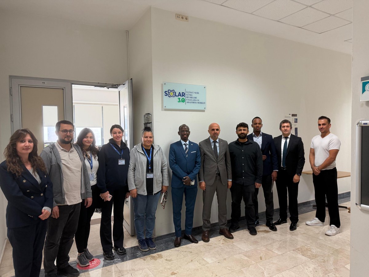 aybuint's tweet photo. Kabridahar Üniversitesi Rektörü Eng. Abdifetah Ahmed RABİ ve heyetini AYBÜ’de ağırladık. 🌍

Görüşmede akademik ve bilimsel iş birlikleri, öğrenci ve personel hareketliliği ile ortak proje olanakları ele alındı. Ziyaret kapsamında iki üniversite arasında MoU imzalanmıştır. 🤝 https://t.co/j3AooRyal1