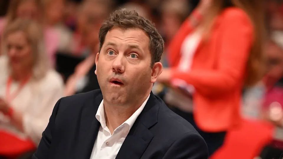 BJilge's tweet photo. Klingbeil predigt „harte Jahre“ und „jeder wird spüren, dass wir sparen“ – und lässt sich gleichzeitig 188.000 Euro Steuergeld für Puder, Pinsel und Profi-Fotos in den Ar...  schieben. Aus seinem eigenen Ministerium. Seit Mai. Der Typ, der uns höhere Tabak-, Schaumwein- und Zuckersteuern andreht, lässt sich selbst aufpolieren. Mit unserem Geld.
Sparen? Klar - aber nur wir.