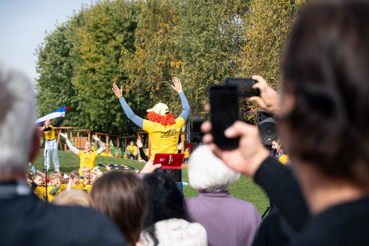 UEC_cycling's tweet photo. ๐ณ A milestone worth celebrating: 100 trees! ๐
In ล enฤur, during #EuroRoad26, the #UECforest reached its 100th tree, a special moment shared with the local community and, most importantly, with so many children. ๐ฑ
Music, smiles and joy made this celebration even more meaningful.
UEC Forest map and info > https://t.co/2AgmHeWTDN