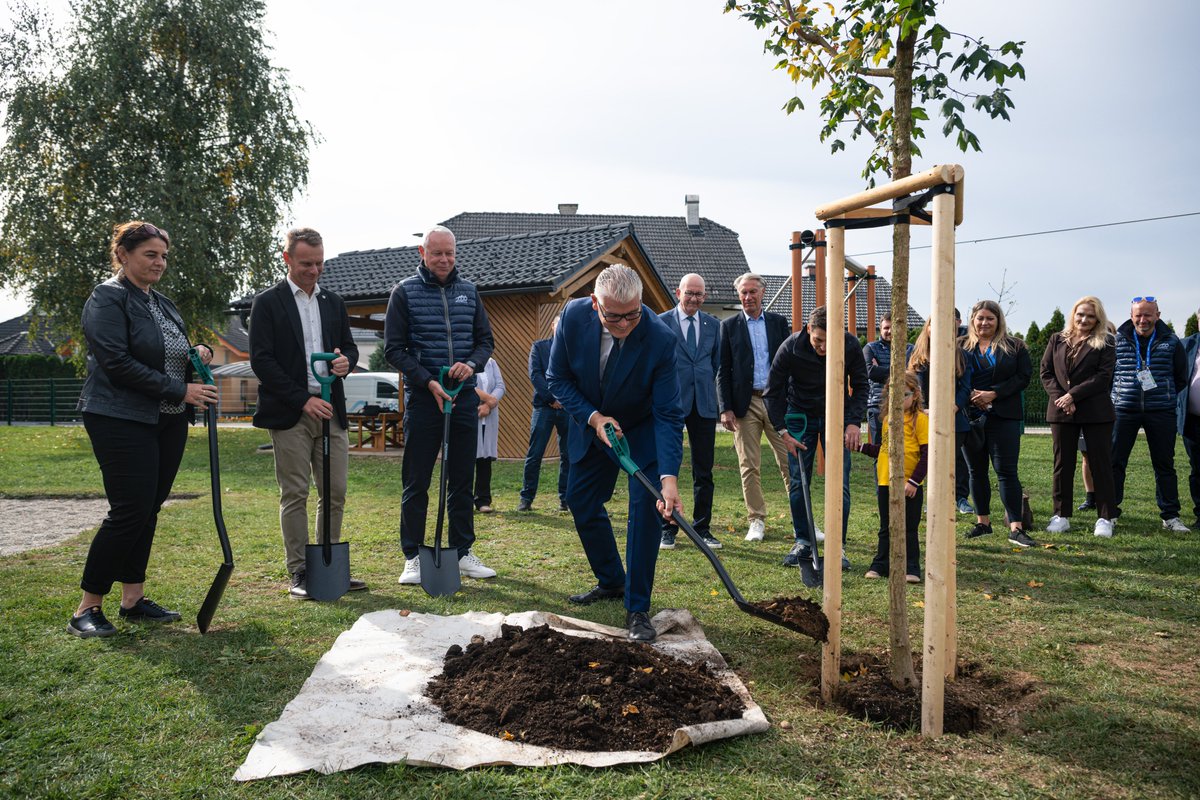 UEC_cycling's tweet photo. ๐ณ A milestone worth celebrating: 100 trees! ๐
In ล enฤur, during #EuroRoad26, the #UECforest reached its 100th tree, a special moment shared with the local community and, most importantly, with so many children. ๐ฑ
Music, smiles and joy made this celebration even more meaningful.
UEC Forest map and info > https://t.co/2AgmHeWTDN