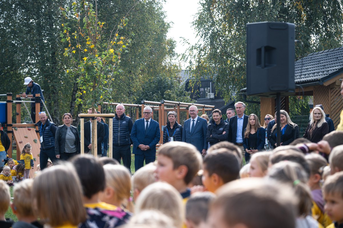 UEC_cycling's tweet photo. ๐ณ A milestone worth celebrating: 100 trees! ๐
In ล enฤur, during #EuroRoad26, the #UECforest reached its 100th tree, a special moment shared with the local community and, most importantly, with so many children. ๐ฑ
Music, smiles and joy made this celebration even more meaningful.
UEC Forest map and info > https://t.co/2AgmHeWTDN