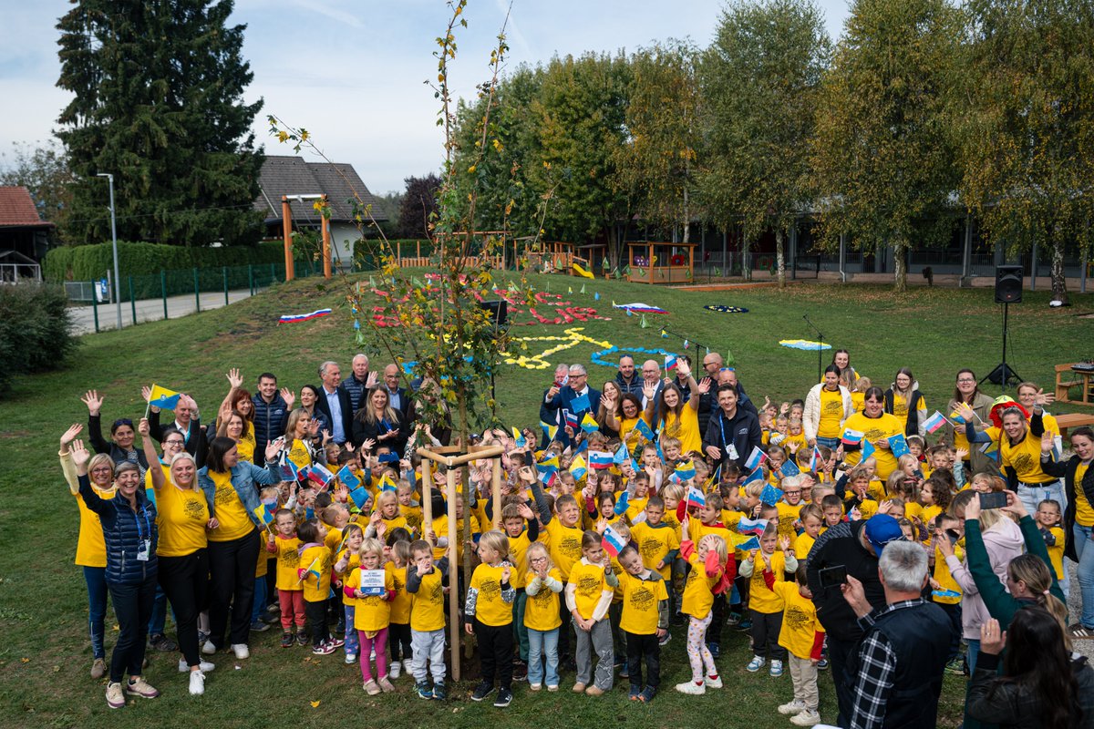 UEC_cycling's tweet photo. ๐ณ A milestone worth celebrating: 100 trees! ๐
In ล enฤur, during #EuroRoad26, the #UECforest reached its 100th tree, a special moment shared with the local community and, most importantly, with so many children. ๐ฑ
Music, smiles and joy made this celebration even more meaningful.
UEC Forest map and info > https://t.co/2AgmHeWTDN