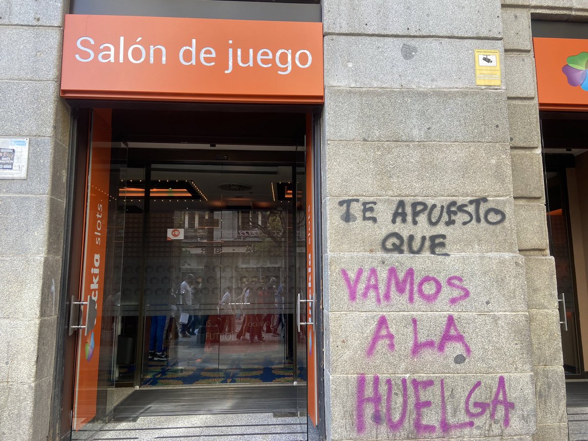 olgarodriguezfr's tweet photo. Salón de juego en la Puerta del Sol de Madrid y una pintada:

“Te apuesto que vamos a la huelga” https://t.co/tRRFr0w7bN