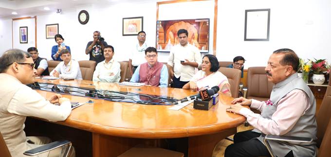 PIB_India's tweet photo. ➡️Union Minister @DrJitendraSingh reviews Progress of Special Campaign 6 at DARPG Office, Sardar Patel Bhawan, New Delhi

➡️Special Campaign 6 Goes Beyond Cleanliness to Promote Efficiency, Sustainability, and the Vision of ‘Waste to Wealth’, says the Minister

For more details, read here: https://t.co/Fs0ic8JpjE