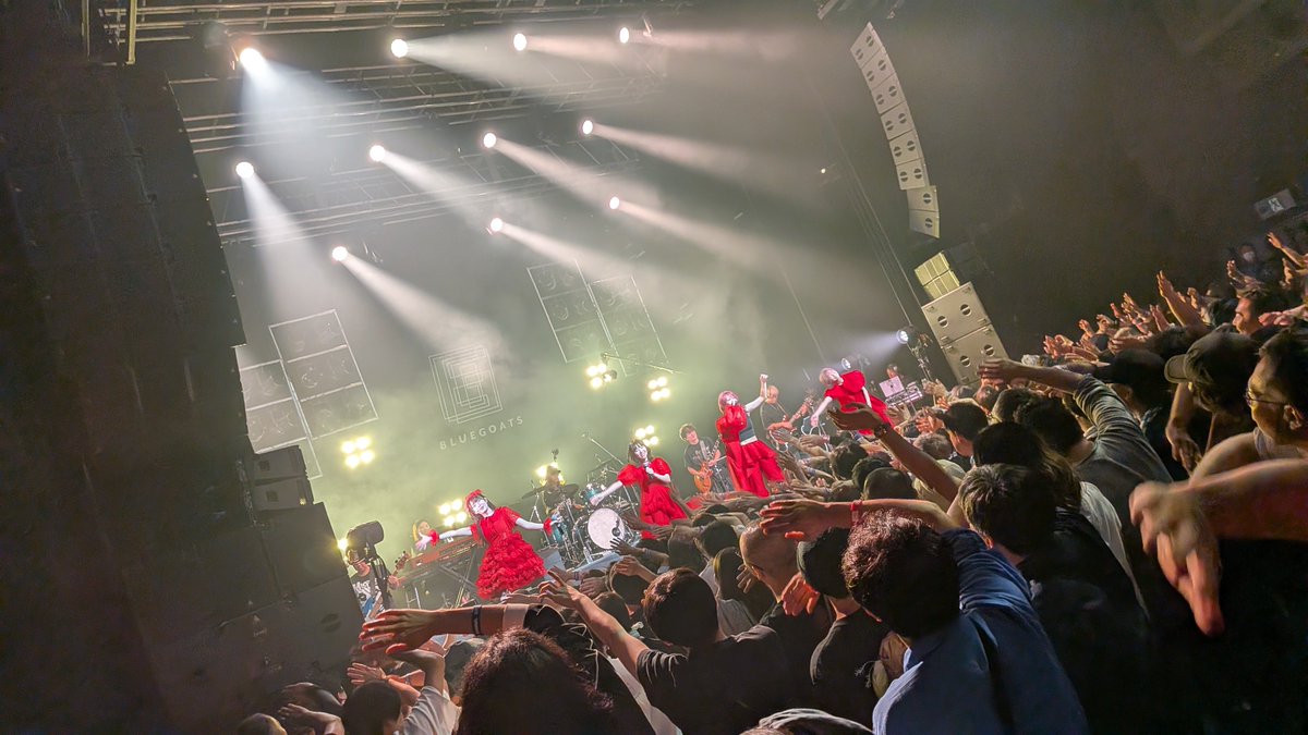 hrsm44's tweet photo. 最前にいるハリーくんにお水を渡す役割をしてきましたけど、アイヨルさん幸せそうに歌っていてよかったですね。 https://t.co/Qr2xqQgaHG