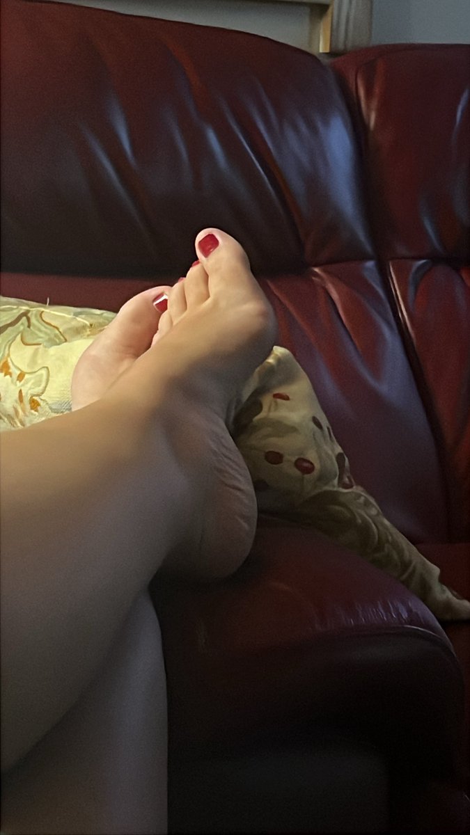 DaniH2626's tweet photo. 🦶🏻🦶🏻feet up and relax 🧘‍♀️ https://t.co/L05lLD9mkX