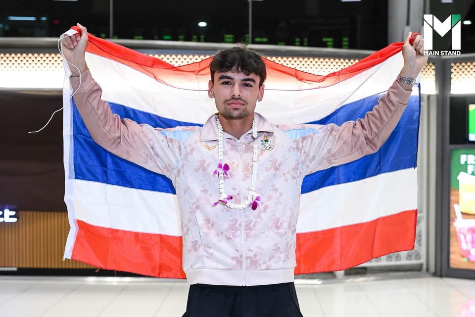 Skyboyz15's tweet photo. 🥇🇹🇭 “จอชชัว โรเบิร์ต แอทคินสัน” ยอดนักวิ่งเจ้าของเหรียญทอง 400 เมตร เอเชียนเกมส์ 2026 คนแรกของไทย เดินทางกลับถึงไทย พร้อมครอบครัวโดยมีแฟนคลับใส่หน้ากากใบหน้าของเจ้าตัวนำธงชาติไทยมารอต้อนร้บอย่างอบอุ่น 🇹🇭
#จอชชัว   #เอเชียนเกมส์2026 https://t.co/fiZZ0glP70