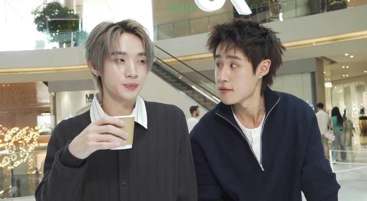 NutHongFamilyTH's tweet photo. กาแฟกับไอติมรสชาติเป็นไงบ้างคับพี่นัท 🫪สามารถรีวิวให้กล้องที่ติดอยู่แถวๆแก้มน้องฮงฟังได้เลยนะคับ 

#nuthong
#NutHongLYKNXMintHangOut 
#MintHangOutatICONSIAM https://t.co/lOYA1Y7bpH