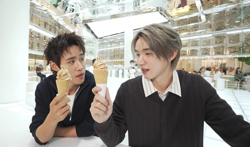NutHongFamilyTH's tweet photo. กาแฟกับไอติมรสชาติเป็นไงบ้างคับพี่นัท 🫪สามารถรีวิวให้กล้องที่ติดอยู่แถวๆแก้มน้องฮงฟังได้เลยนะคับ 

#nuthong
#NutHongLYKNXMintHangOut 
#MintHangOutatICONSIAM https://t.co/lOYA1Y7bpH