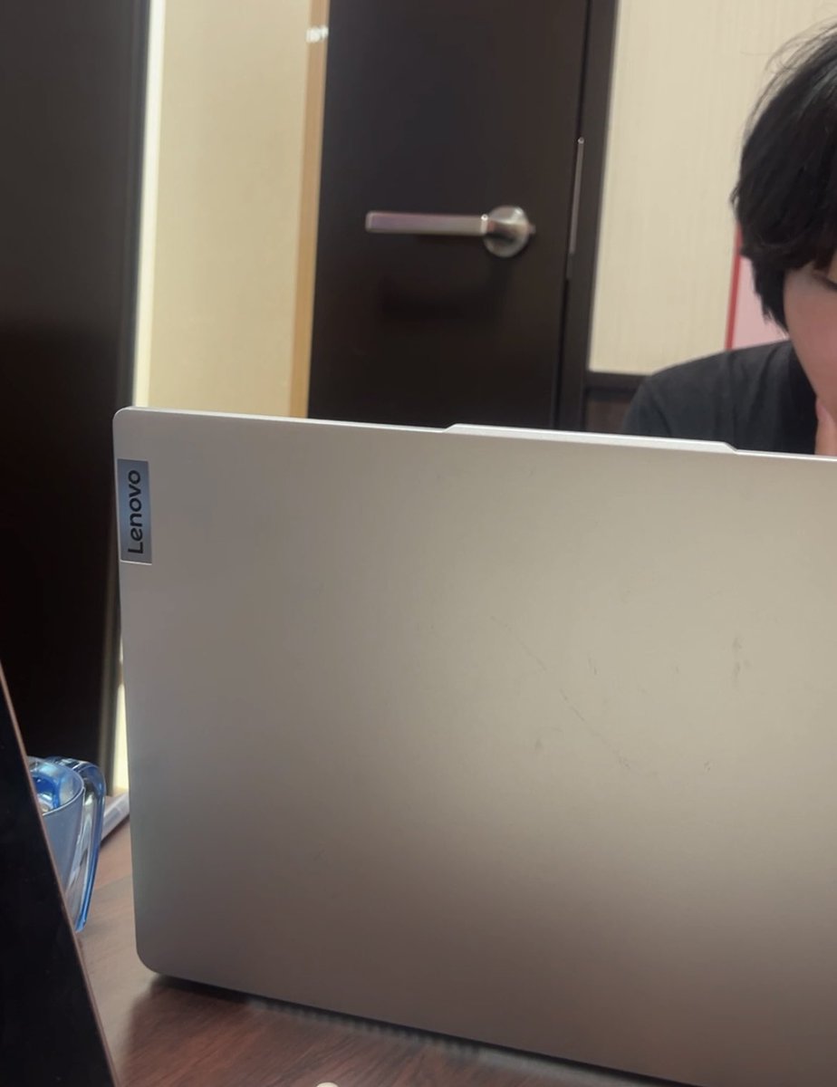 tinypetit_pan's tweet photo. カオスゲームのパソコンは”Lenovo” https://t.co/XmiELgiznh