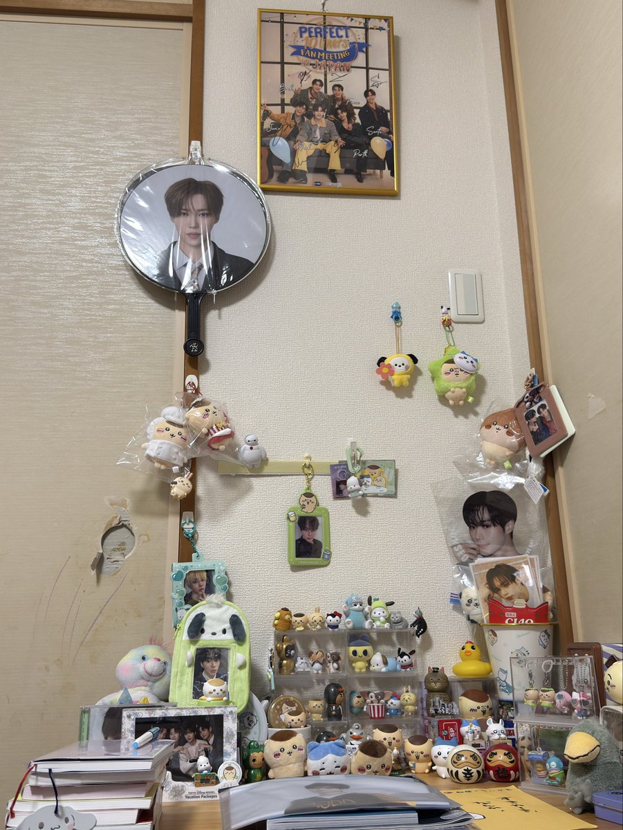 anpankitty's tweet photo. 推し活祭壇が更新されているので記憶として残す事にしよう
襖の扉の汚さは目に入れないでーー
ホントに増えていく推しグッズをどうしたら日々愛でていれるのか考えてる
しまうより飾りたい欲のが強すぎてどうしよー https://t.co/PghHIka7ea