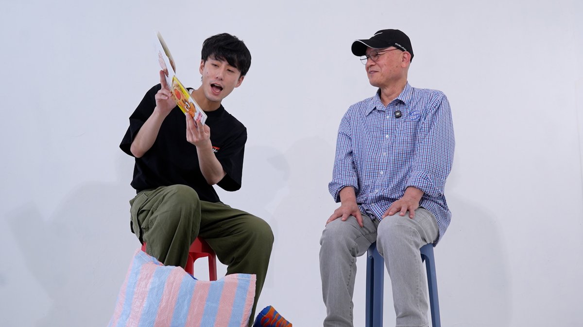 mtmtknic_ia's tweet photo. 初対面のオジさんを笑わせないといけない部屋に閉じ込められたひつじねいり細田が、お互い人見知りだし制限時間１０分だしで、もちろん苦戦するも「いないいないばぁの絵本」に活路を見出すという幕間映像の未公開バージョンです。ライブ見逃し配信は１０月３１日まで。
https://t.co/5lvk8Wmdo3 https://t.co/PS5J6OYKQB