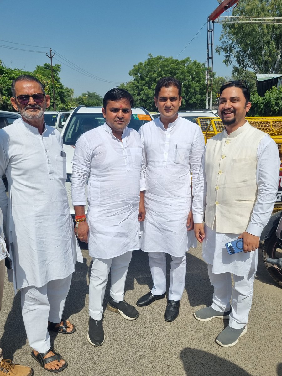 rkshsharma's tweet photo. आज मेरठ में शिक्षक विधान परिषद चुनाव के भाजपा प्रत्याशी आदरणीय गुरूजी Shrichand Sharma जी के नामांकन कार्यक्रम में सहभागिता कर सुभकामनाये प्रेषित की | https://t.co/4lH7rdJ8L5