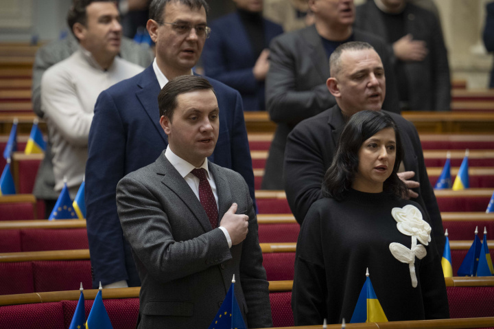 zer0corruption_'s tweet photo. З’явилась інформація, що депутати хочуть протягнути правку Гетманцева і ко, яка дозволить відпускати підозрюваних у корупції під заставу, навіть якщо ці гроші мають злочинне походження. 

Тобто депутати пропонують банкам не перевіряти кошти, які вносять на застави. 

На весь період воєнного стану. Крім того, у запропонованій редакції немає обмежень за сумою застави. 

Після розголосу нардеп Ярослав Железняк написав, що цю правку поки що розглядати не будуть. Але це не гарантує, що до неї не повернуться найближчим часом.
 
Тобто замість того, щоб ухвалити законопроєкт того ж Железняка про посилення контролю за походженням коштів для застав, деякі нардепи роблять абсолютно протилежне. 

❗ Бо це про пріоритети: депутатів Зеленського значно більше хвилює питання порятунку з СІЗО своїх корупціонерів, а не відтягнення України від краю прірви голосуванням за потрібні реформи.