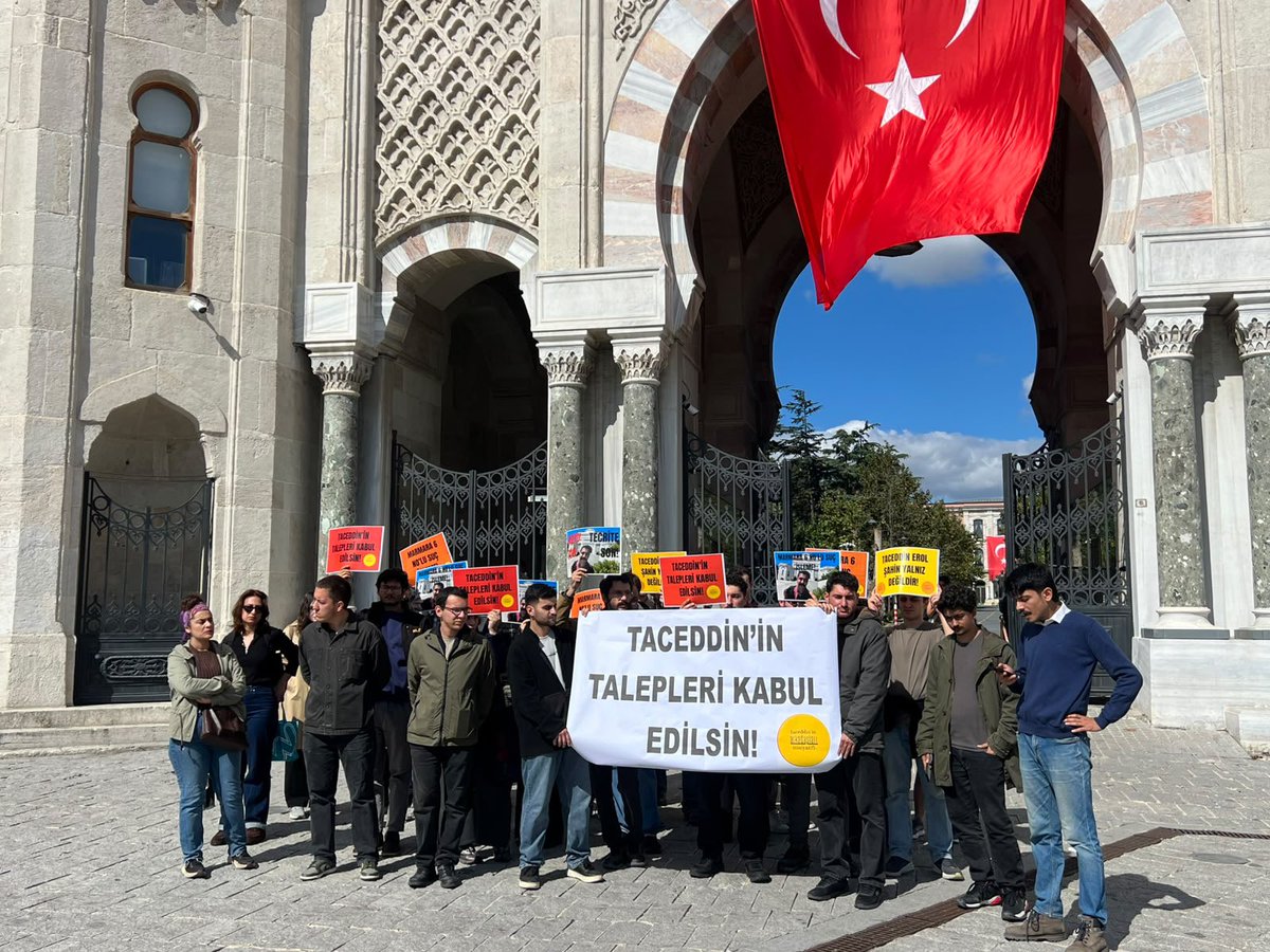 iuemekgencligi's tweet photo. İstanbul Üniversitesi öğrencisi Taceddin Erol Şahin, 1 Mayıs öncesi yapılan operasyonlarda siyasi faaliyetleri ve Berkin Elvan için yapılan dayanışma yemeğine katılması gerekçesiyle tutuklandı. Tutuklandıktan birkaç gün sonra, götürüldüğü Marmara 6 Nolu Kapalı Hapishanesi’nde, özel hayatını 24 saat gözetleyen koğuş içi kamerayı kapattığı gerekçesiyle de süresiz şekilde kuyu tipi hücreye kapatıldı. Bunun üzerine açlık grevine başlayan Taceddin Erol, ciddi sağlık sorunlarıyla da mücadele etmeye çalışıyor.

Taceddin Erol'un talepleri karşılansın!
Taceddin Erol yalnız değildir!