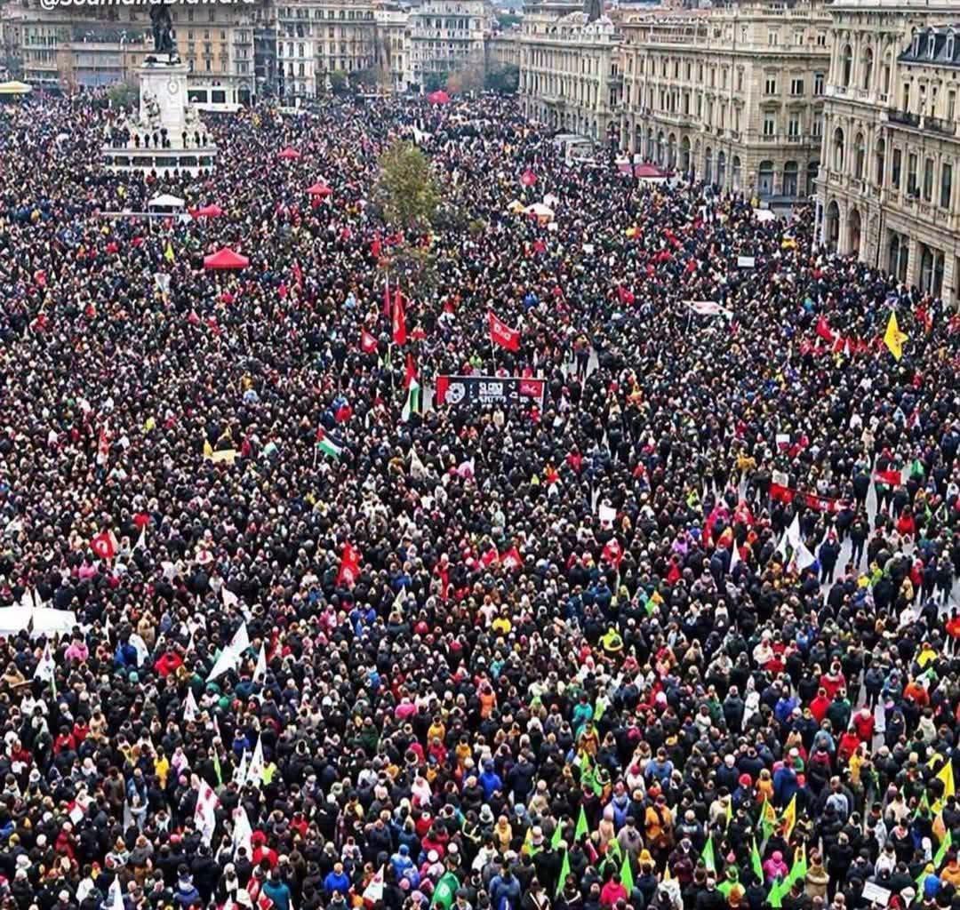Iasonas_Apost's tweet photo. Οι «αναρχοάπλυτοι», οι «ακροαριστεροί» και οι «προδότες του έθνους» είναι αυτοί που οργανώνουν τις τεράστιες κοινωνικές κινητοποιήσεις στην Ισπανία για το δικαίωμα στη στέγη κι έβαλαν ξανά στο σπίτι της την 87χρονη Μαρί Κάρμεν, την οποία πέταξαν έξω τα fund. 

Αντιθέτως, οι «πατριώτες», η λαϊκή δεξιά και οι Κασιδιάρηδες του Vox καταψήφισαν τα μέτρα κατά των εξώσεων, του παγώματος των ενοικίων και της κερδοσκοπίας των funds. 

Μια υπενθύμιση ότι οι φασίστες ήταν, είναι και ΘΑ ΕΙΝΑΙ πάντα με τους πλούσιους και τους ισχυρούς και ποτέ με τους εργαζόμενους και τους άστεγους.

Μια υπενθύμιση ότι οι εισβολείς δεν είναι οι μετανάστες. 

Αυτοί που μας παίρνουν τα σπίτια δεν είναι οι πρόσφυγες, αλλά τα fund, οι τράπεζες και τα τσιράκια τους στη Βουλή.