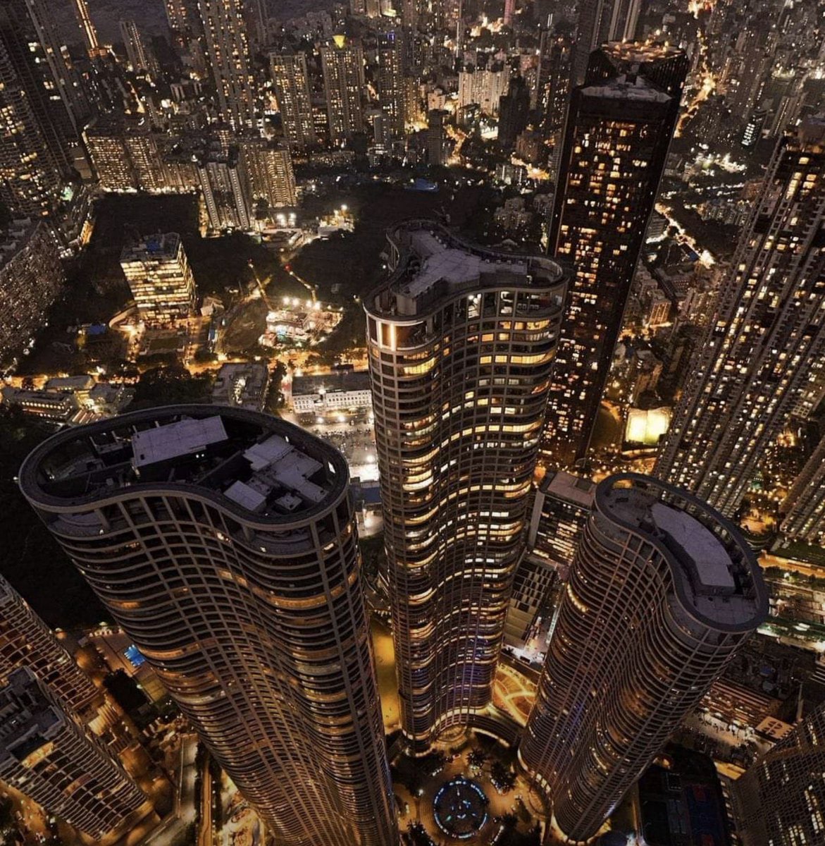 hvgoenka's tweet photo. Mumbai has mastered the art of looking like Manhattan from a distance  with a spectacular skyline. But beneath that glossy vertical city lie sprawling slums, broken roads, potholes &amp; crumbling infrastructure. 
Mumbai’s skyline-21st century. 
Mumbai’s infrastructure-18th century! https://t.co/aalPUht8K9