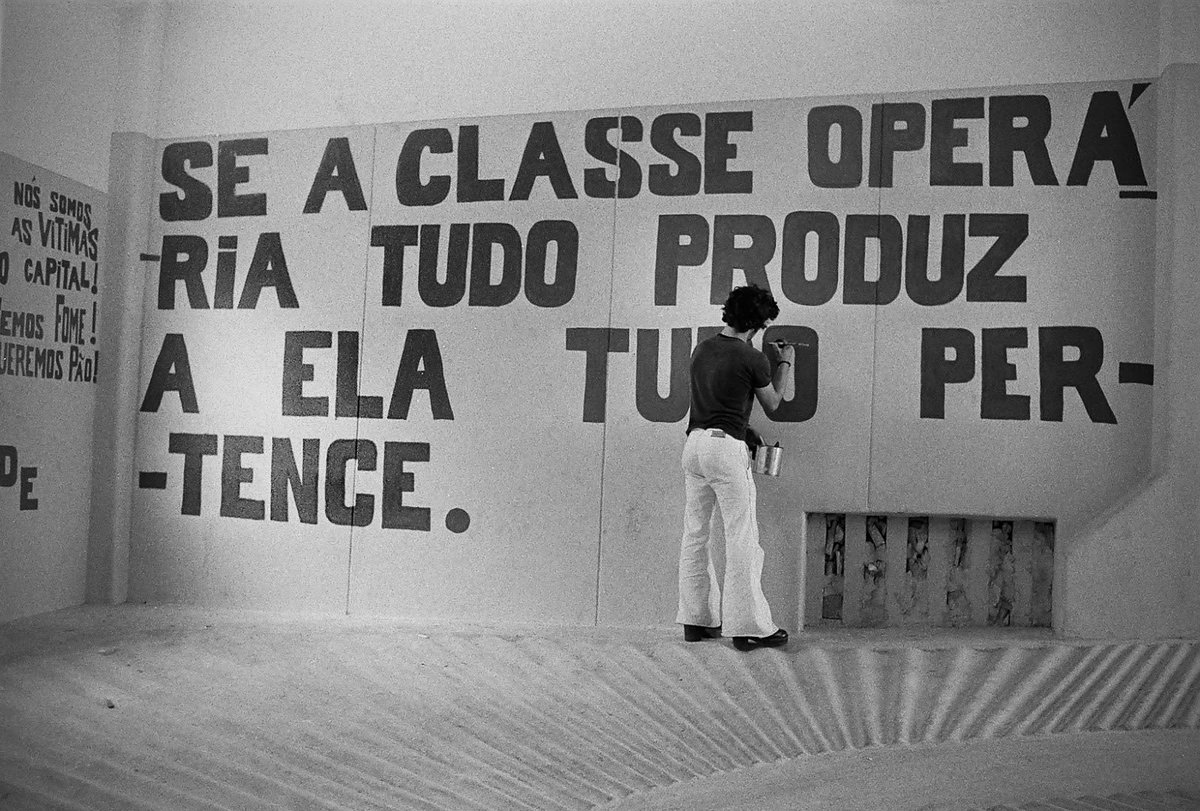 AgitPropArchive's tweet photo. “Si la clase obrera todo lo produce a ella todo le pertenece” 

Fotografía de Alfredo Cunha de un mural en el barrio de Graça, Lisboa, en 1974. https://t.co/M48qzzMDLW