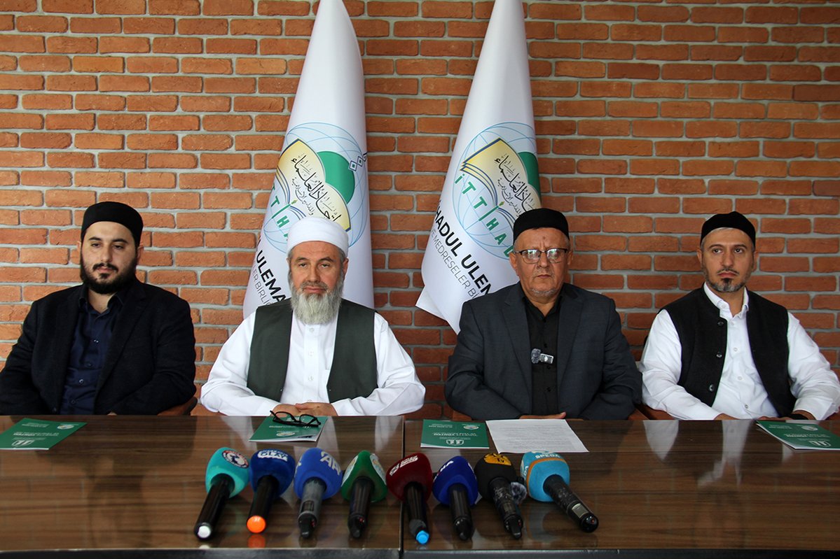 Dogruhaber_gzt's tweet photo. 11’inci Alimler Buluşması Diyarbakır’da

📌 Alimler ve Medreseler Birliği (İTTİHADUL ULEMA) tarafından düzenlenecek 11’inci Alimler Buluşması, 10-11 Ekim’de Diyarbakır’da yapılacak.

📌 Türkiye’nin yanı sıra Afganistan, İran, Irak, Suriye, Filistin, Mısır, Katar ve Afrika’dan seçkin alimler katılacak.

🎯 Bu yılın teması: “Davette Yöntem ve Yeni Arayışlar”.

🗣 İTTİHADUL ULEMA Genel Başkan Yardımcısı Molla Beşir Şimşek, programda gençlik, aile ve İslam coğrafyasındaki sorunların ele alınacağını belirtti.

📑 İki gün sürecek buluşmada çözüm önerileri sonuç bildirgesiyle kamuoyuna duyurulacak.
