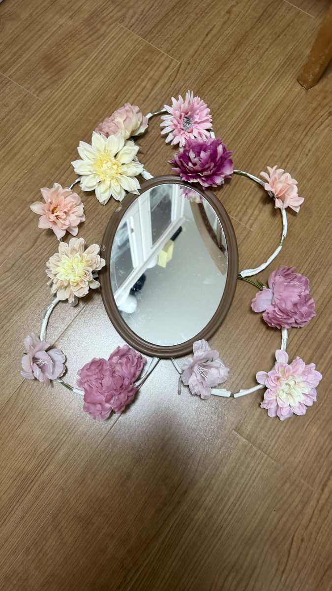 costume_28's tweet photo. 出来た🎵

立川妖怪百鬼夜行で併せする友人の魔道具✨

色素薄い系の儚げ妖狐ちゃんに持ってもらいます🥰

ダイソーの鏡にリング支柱で飾り輪、お花ライトがピカピカ💡

白のチュールを巻いたらほら💕可愛いと思わん😍

10日の立川で４体の妖狐がピカピカさせて歩きます✨

よろしくお願いします‼️ https://t.co/Ev0ES8xngu