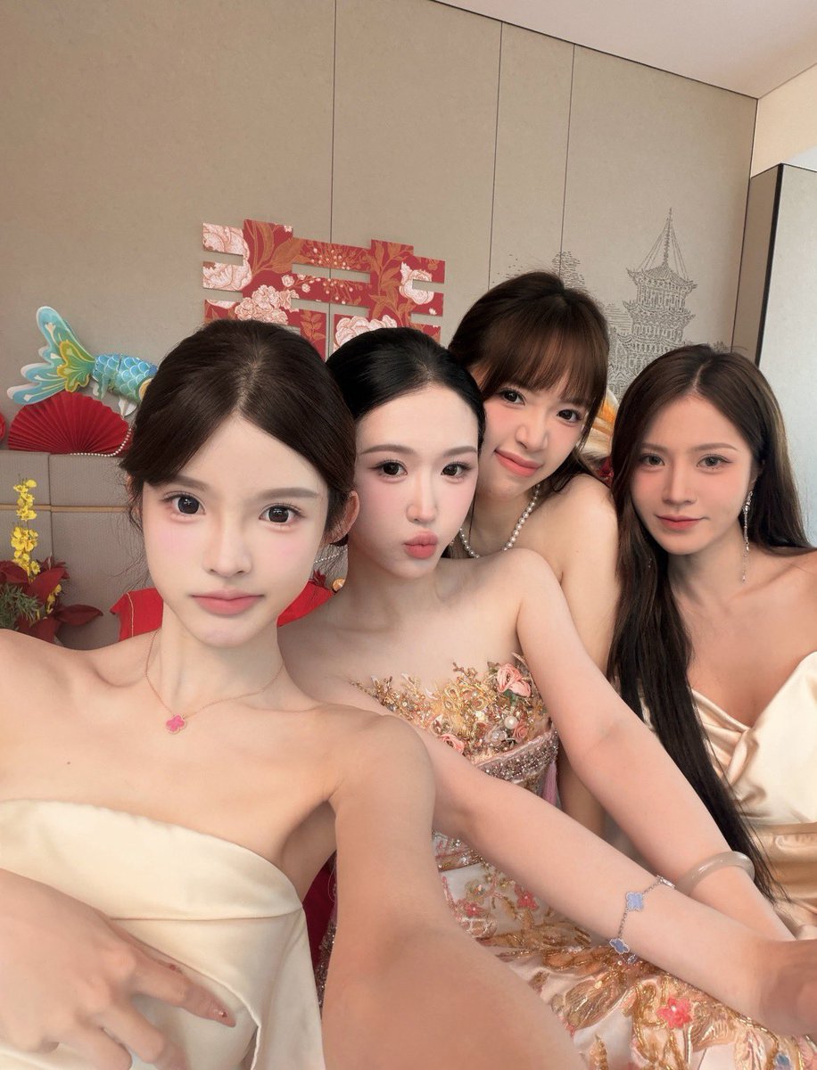 rodrigo_030478's tweet photo. 开始上供，有人在意吗！！

有人想锐评一下我和闺蜜的福嘛 🥹   

粉粉嫩嫩的嗷！！！

不要🚪赶紧看，我要删了… https://t.co/4uHtZCKziv