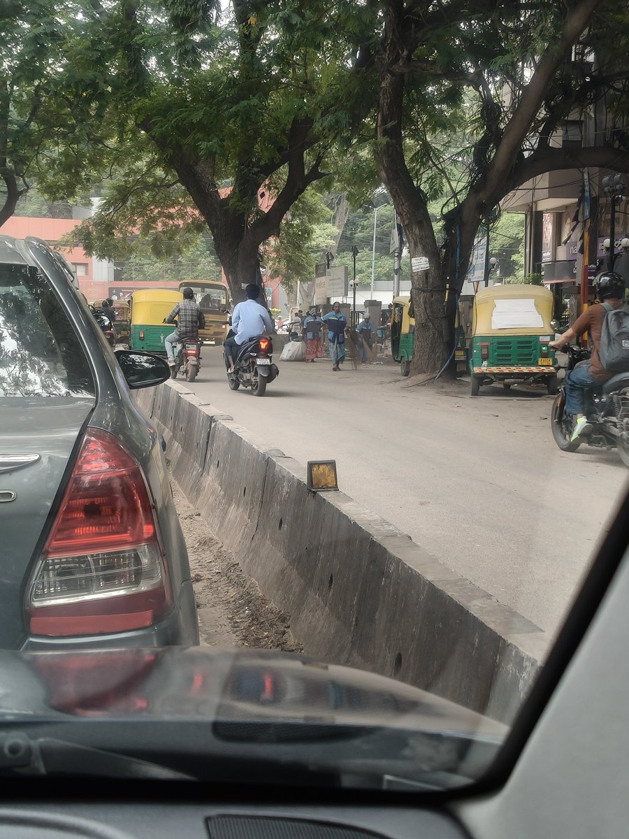 QuriosMind's tweet photo. @jbnagartrfps @blrcitytraffic @DCPTrEastBCP @CPBlr @DCPTrEastBCP ,@jbnagartrfps pls let us know how to move when some uncivilized commuters come at other side of road, including Auto, 2W's, 4W's ?
Main NAL Wind Tunnel Rd. Main 🚦 https://t.co/MOP1lsek2m