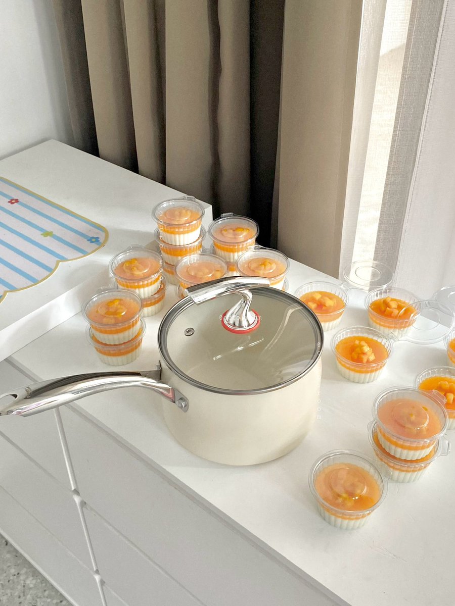 devintyaonx's tweet photo. nyobain panci baru bikin puding mangga 🥭
btw ini diameter pancinya 16cm pas bgt buat masak sehari-hari https://t.co/kh1zHLLrP3 https://t.co/nMKsR5P0hq