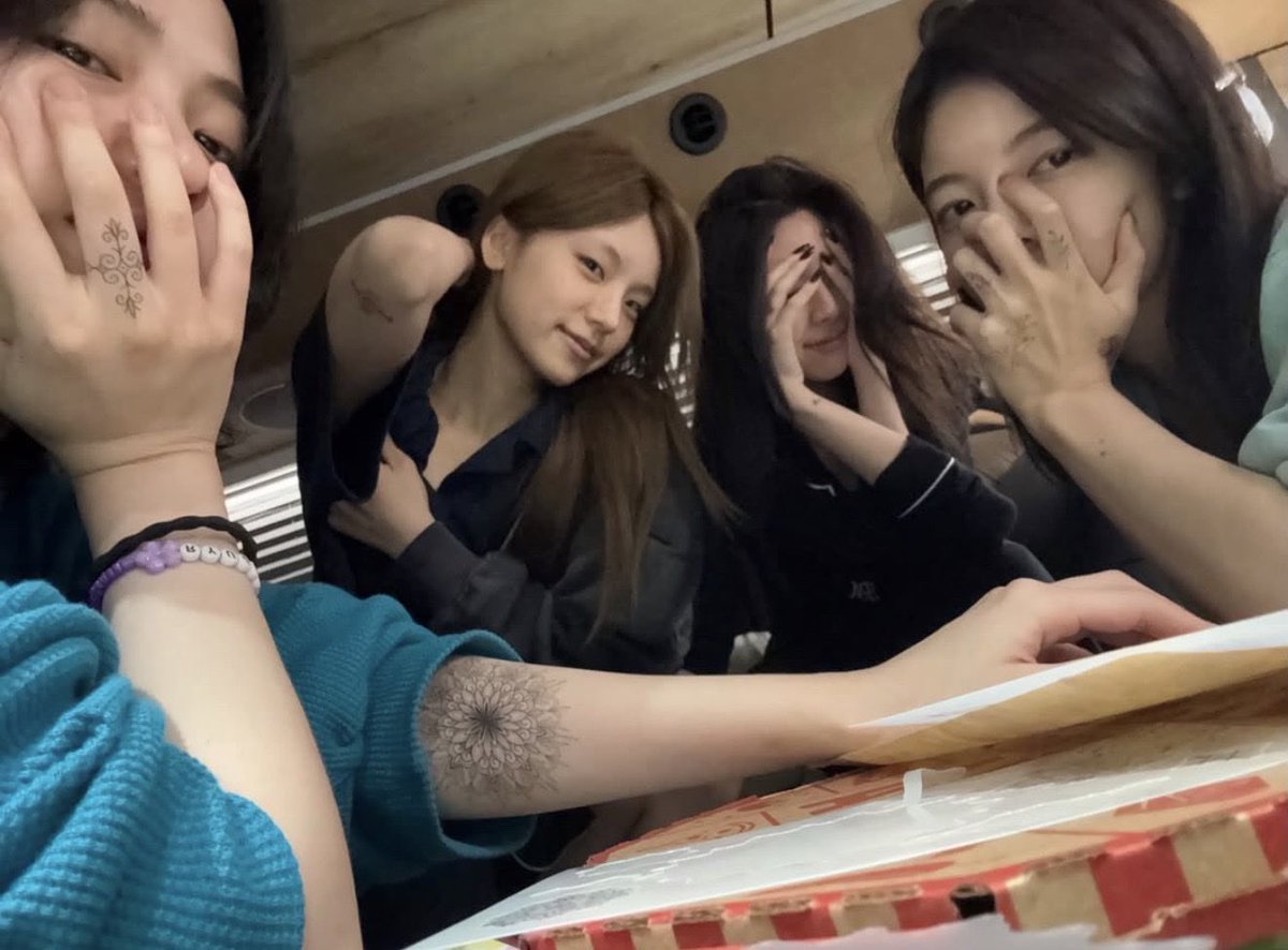 itzypopbase's tweet photo. ITZY’s Ryujin, Yeji, Yuna, and Lia show off their tattoos in a new selfie. https://t.co/4Fn22OZtlA