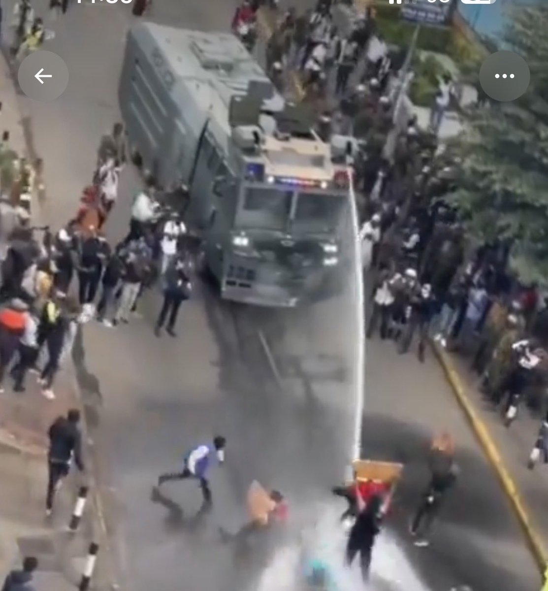 Bookten8's tweet photo. Kenyan water canon Vs South African Water canon https://t.co/eICLklF9CT