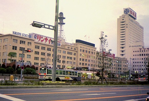 japan70to10's tweet photo. 1990年頃、JR名古屋駅と松坂屋名古屋駅前店（正確な時期不明、旧駅舎は1993年解体） https://t.co/MRaBxbGDVG