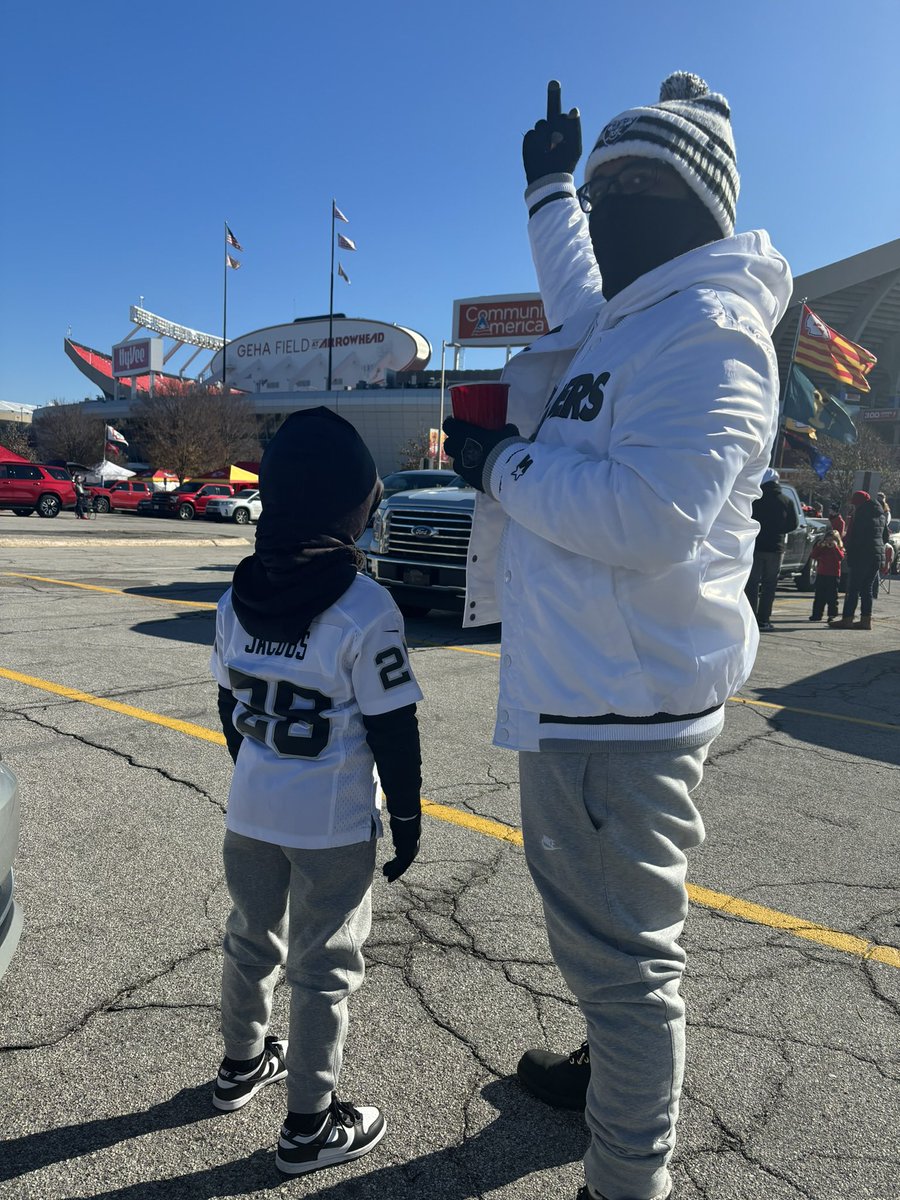therealChopItUp's tweet photo. @Helenazpf Kansas City born, Raider Nation raised https://t.co/n31yDOyien