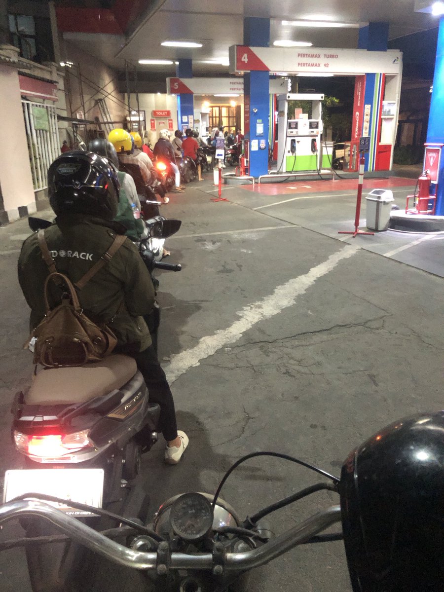 Konterisme's tweet photo. Bbm langka di luar jawa https://t.co/N09RI1EYjm