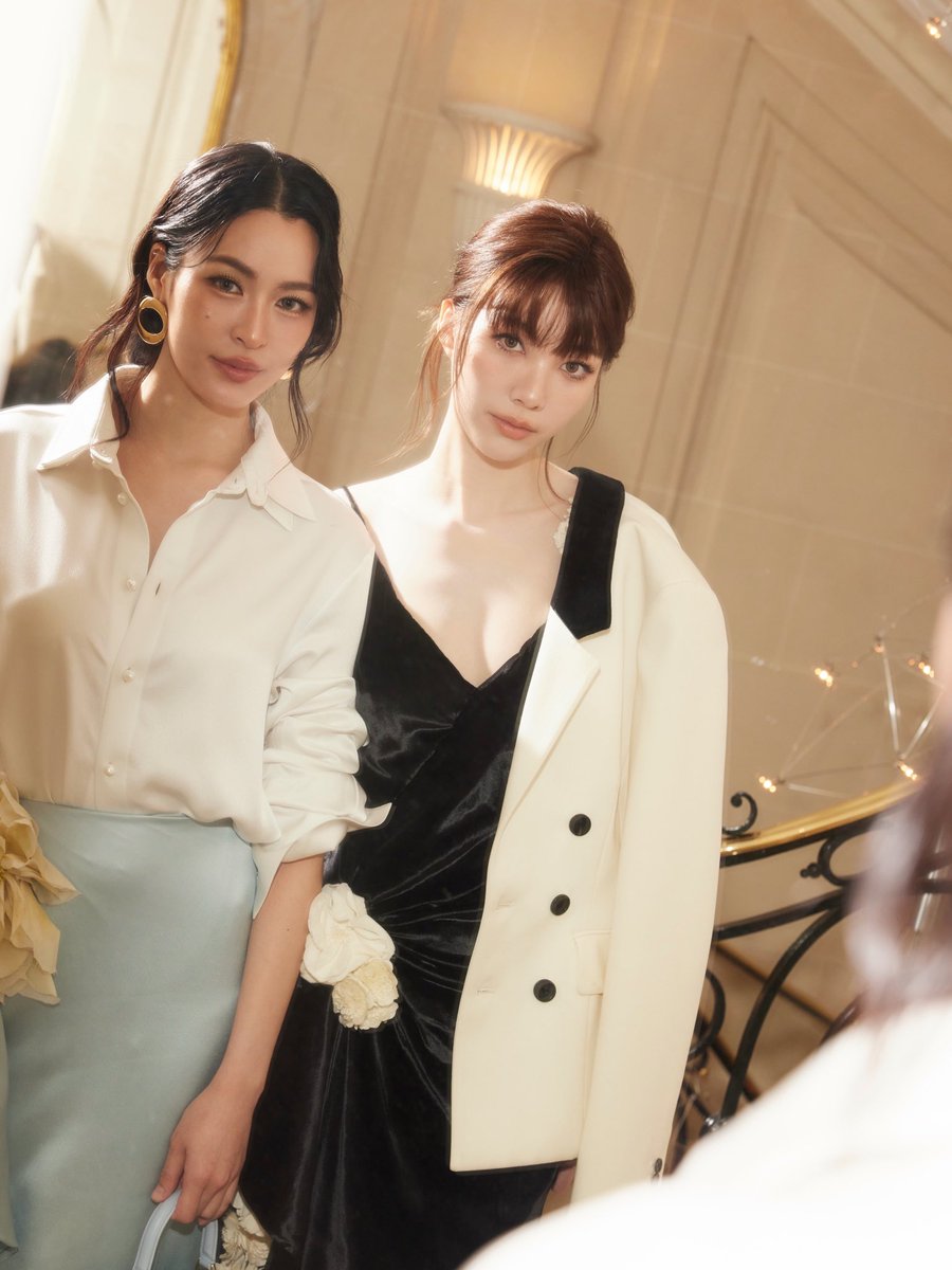 lonongnub_trend's tweet photo. ส้อมกับช้อน เสื่อกับหมอน ประตูคู่ค้อน โรงหนังกับป๊อบคอร์น น้ำมันกับเปลวไฟ ลำโพงกับไมค์ ส่วน Lingling Kwong  ต้องคู่กับ Orm Kornnaphat 

LINGORM DIOR SUMMER27
#LingOrmDiorSummer27
#LinglingKwong #OrmKornnaphat
#LingOrm #Dior #DiorSummer27 #PFW https://t.co/T7hzPYCHHH