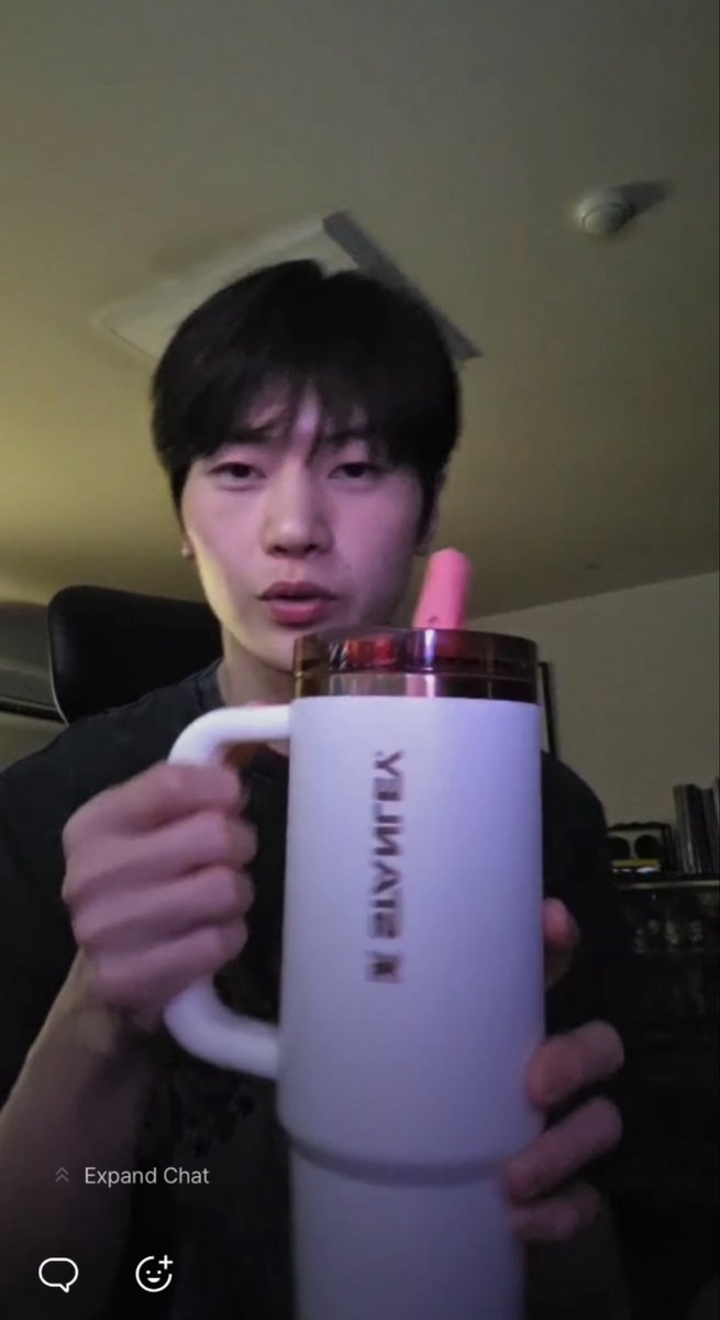 myseokryudan's tweet photo. just matthew showing off his "zerobaseone" customised white stanley cup with pink accents 🩷 https://t.co/nPEWLejTvG
