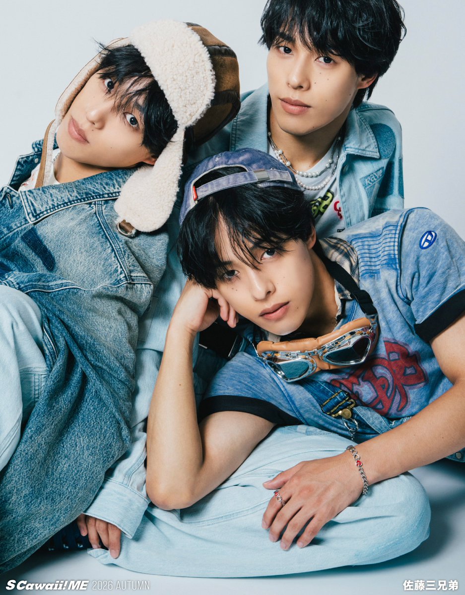 mag_scawaii_men's tweet photo. 📣アザーカット＆インタビューの一部公開‼️ #佐藤三兄弟📣

――３人でいてよかったと思うのは？
嘉人🟢相談ごとを3人でできることが大きいです。お仕事の悩みも3人で話し合えば解決できちゃいますし。
綾人🔴僕たち隠しごともないです。ウソをついてもバレます。
颯人🔵ちょっとした表情筋の動きでわかるから、パッと見ただけで、あ、今ウソついてんなってめっちゃわかります（笑）。

――思考や趣味なども似ていますか？
颯人🔵考え方は合わないこともあります。長男と三男、次男の立場でわかれるんです。
嘉人🟢今アーティスト活動だったり、パフォーマーとして活動していて、意見がぶつかり合うこともあります。
綾人🔴そういうときはじゃんけんで決めるか多数決を取る。三男と次男がだいたい意見が食い違うから、俺がトータル的に見て、こっちにしようとか決めることもあります。なんだかんだお兄ちゃんなんで（笑）。

誌面では、「お母さまへの感謝」「タイの観光大使のこと」「夢や目標」などについてもお答えいただきました☺️　ぜひCheckしてくださいね‼️
＿＿＿＿＿＿
好評発売中‼️
『S Cawaii! ME 2026 AUTUMN』
＿＿＿＿＿＿
下記URLからお求めいただくと、#佐藤三兄弟 の購入者特典のフォトカードを7種類からランダムで１枚差し上げます🎁
＜通常版＞https://t.co/TGq0zLDK36
＜特別版＞https://t.co/KXmRAGM88z
⭐️Overseas shipping available.
⭐️해외 배송 가능
⭐️供海外配送服务
⭐️海外通販🆗
※＜通常版＞と＜特別版＞はCOVERとBACK COVERが違います。掲載する内容は同じです。どちらにも同じ綴じ込み付録がついています。
＿＿＿＿＿＿
本の詳細はこちら👇
https://t.co/bIr0XR8YcF
＿＿＿＿＿＿
#佐藤三兄弟
#佐藤綾人
#佐藤颯人
#佐藤嘉人
@ahy_triplets
@ayato_127
@h0601ss1
@Yoshi1998rg
#SCawaiiME
#エスカワイイミー
#エスカワミー