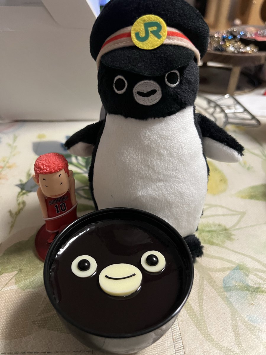 yuki10monkey's tweet photo. Suicaペンギンのスタンプ集めにメトロポリタンホテルに行って、ついでにSuicaペンギンのプリンを買ってきた。めちゃくちゃ美味しいんですけど！😋 https://t.co/qIsfXWNjkK