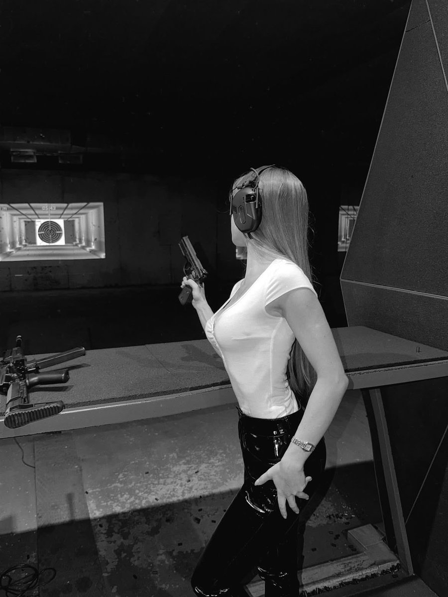 SnowWhite_757's tweet photo. Can I shoot your heart today? ❤️🤍🖤 https://t.co/8W4t9Q1Rkp