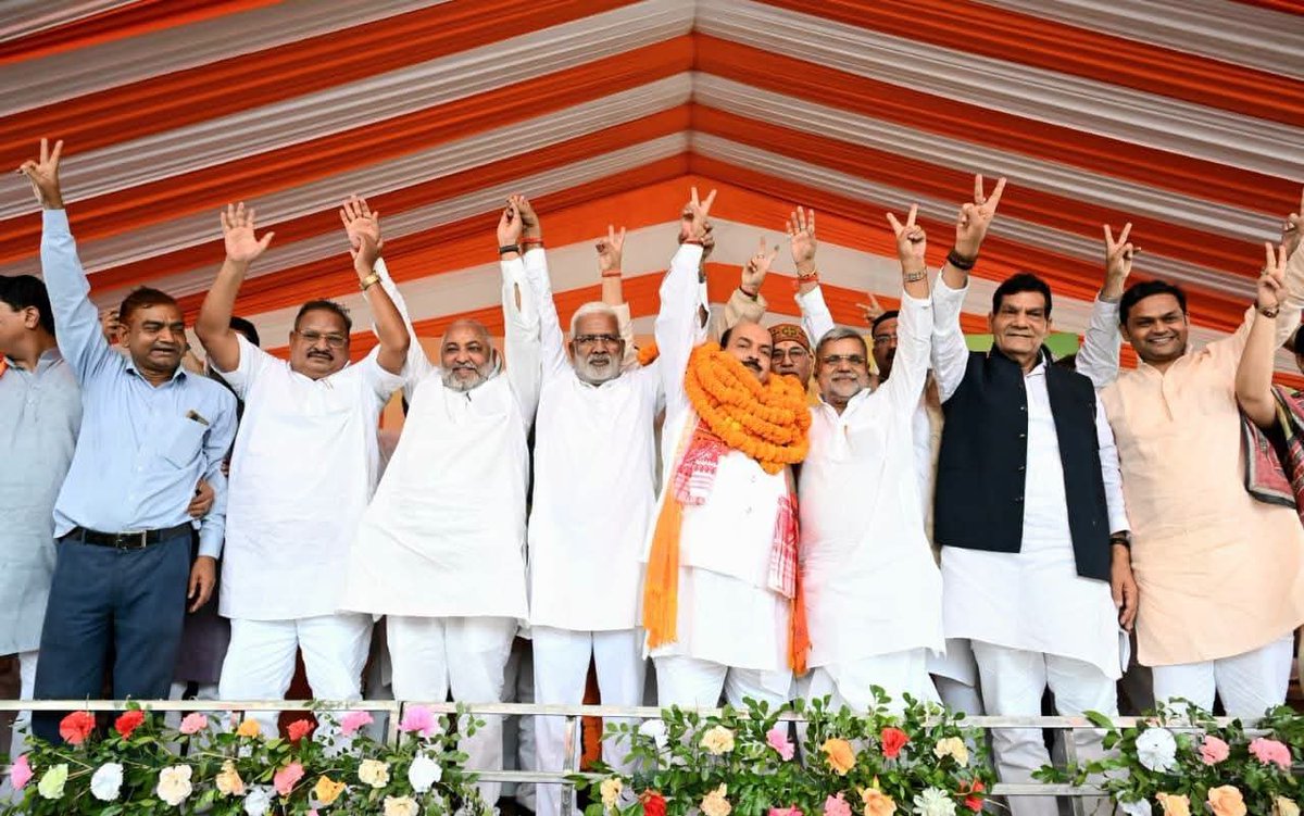 dayashankar4bjp's tweet photo. आज गोरखपुर में शिक्षक-स्नातक एमएलसी चुनाव के अंतर्गत भाजपा समर्थित शिक्षक एमएलसी प्रत्याशी श्री ध्रुव कुमार त्रिपाठी जी के नामांकन कार्यक्रम में मुख्य अतिथि के रूप में सम्मिलित होकर उन्हें शुभकामनाएं एवं विजय की अग्रिम बधाई दी।
#TeacherMLCElection #Gorakhpur #DhruvKumarTripathi https://t.co/nGDcJfW7G9