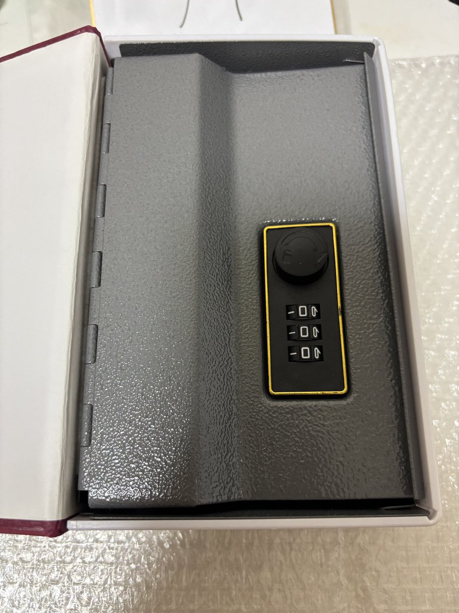 is_1108_tt's tweet photo. やばい、ACAねさんの私物きたー！
梱包開けたらサイン入ってて一瞬思考止まってた

ちな中はこんな隠し金庫風 https://t.co/yNF15rNMcm