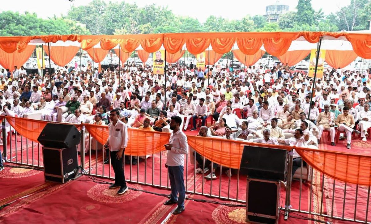 dayashankar4bjp's tweet photo. आज गोरखपुर में शिक्षक-स्नातक एमएलसी चुनाव के अंतर्गत भाजपा समर्थित शिक्षक एमएलसी प्रत्याशी श्री ध्रुव कुमार त्रिपाठी जी के नामांकन कार्यक्रम में मुख्य अतिथि के रूप में सम्मिलित होकर उन्हें शुभकामनाएं एवं विजय की अग्रिम बधाई दी।
#TeacherMLCElection #Gorakhpur #DhruvKumarTripathi https://t.co/nGDcJfW7G9