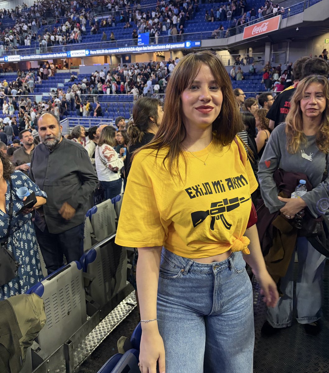 _TereFelipe_'s tweet photo. Fíjense si será grande la Revolución cubana, que lejos de Cuba, en un país que no es el suyo, logra reunir a miles de personas alrededor de un solo hombre, Silvio Rodríguez.

Ayer el Movistar Arena se llenó completo. Hasta el último asiento, y uno sabe que escuchar a Silvio es escuchar a la Cuba que los medios hegemónicos no muestran, la que no cabe en sus titulares.

Silvio cantó al amor, claro. ¿O alguien olvida que detrás del trovador hay un hombre? Cantó de las menos conocidas, las que uno guarda casi en secreto. Pero cantó también las épicas,  la que nombra a los héroes cubanos, la que le canta al pueblo, la que le canta a la Revolución, la dedicada a Palestina y a América Latina. Porque no podemos decir que en Silvio el amor y la épica son cosas distintas.

El público pedía, pedía Cuba va, Ojalá, La era, Pequeña serenata diurna, El necio. Y Silvio cumplió, y el pueblo, porque eso éramos ahí adentro, pueblo, respondimos gritando: ¡Viva Cuba! ¡Grande Silvio, grande Niurka, grande CUBA!

En ese momento hermoso se nos olvidó por completo que minutos antes, afuera, habíamos enfrentado a cuatro gusanos, cuatro, literal. Cuatro que querían empañar a un país, empañar a un pueblo que lucha, con su vulgaridad y su oportunismo. Quedaron tan mal que hasta la policía de Madrid terminó pidiéndoles la identificación, uno por uno.

Cuatro afuera, contra 17 mil que estábamos adentro. Ayer Madrid cantó con Silvio, le cantó a Cuba, y cantó desde Cuba. Y quiero que lo sepan, fue hermoso. Qué suerte la nuestra, tener a Silvio, qué orgullo. Porque la gente lo admira, y a través de él admira nuestra lucha.