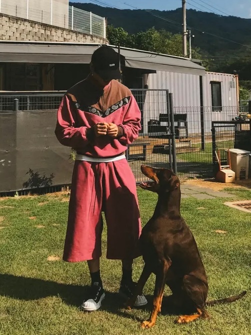 ku6osuguri's tweet photo. BAM🐾パパに甘えて良かったね🥰
ワルツ🌎の合間にBAM🐾に会いに😭
胸筋、上腕二頭筋以外ウエストと
膝下は細いジョングクが可愛い(*´`)
って見てたらBAM🐾もパパと同じで
愛おしい🥹 https://t.co/lkCiFDBuVx