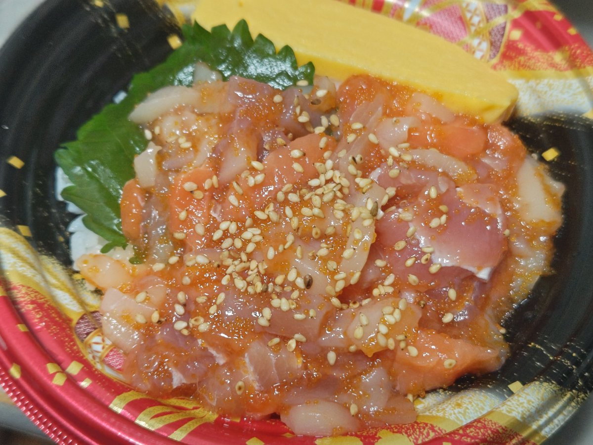 kazrx's tweet photo. ただいまです。
晩ごはんは駅前のスーパーで漬け丼買ってきました。
...莉波さんたべますよね？
#初星学園ぬいぬい部 https://t.co/BkQYRl0xjx