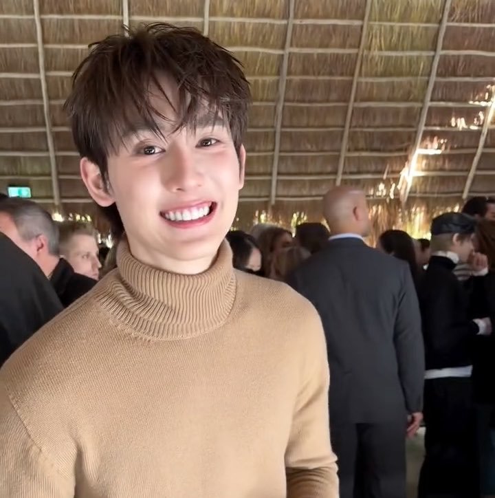 Bt9397's tweet photo. บุ๊คเป็นคนที่ยิ้มหวานมากก ยิ้มทีนึงโลกสดใสอ่าาาแล้วในงานคือยิ้มตลอดทางง มีแต่คนเอ็นดูเต็มปัยหมด✨🥺🤏

BOOK X CELINE PFW27
#BookKasidet
#Celine #CelineEte2027
#MichaelRider #kasibook https://t.co/TzWaXuX4Rl